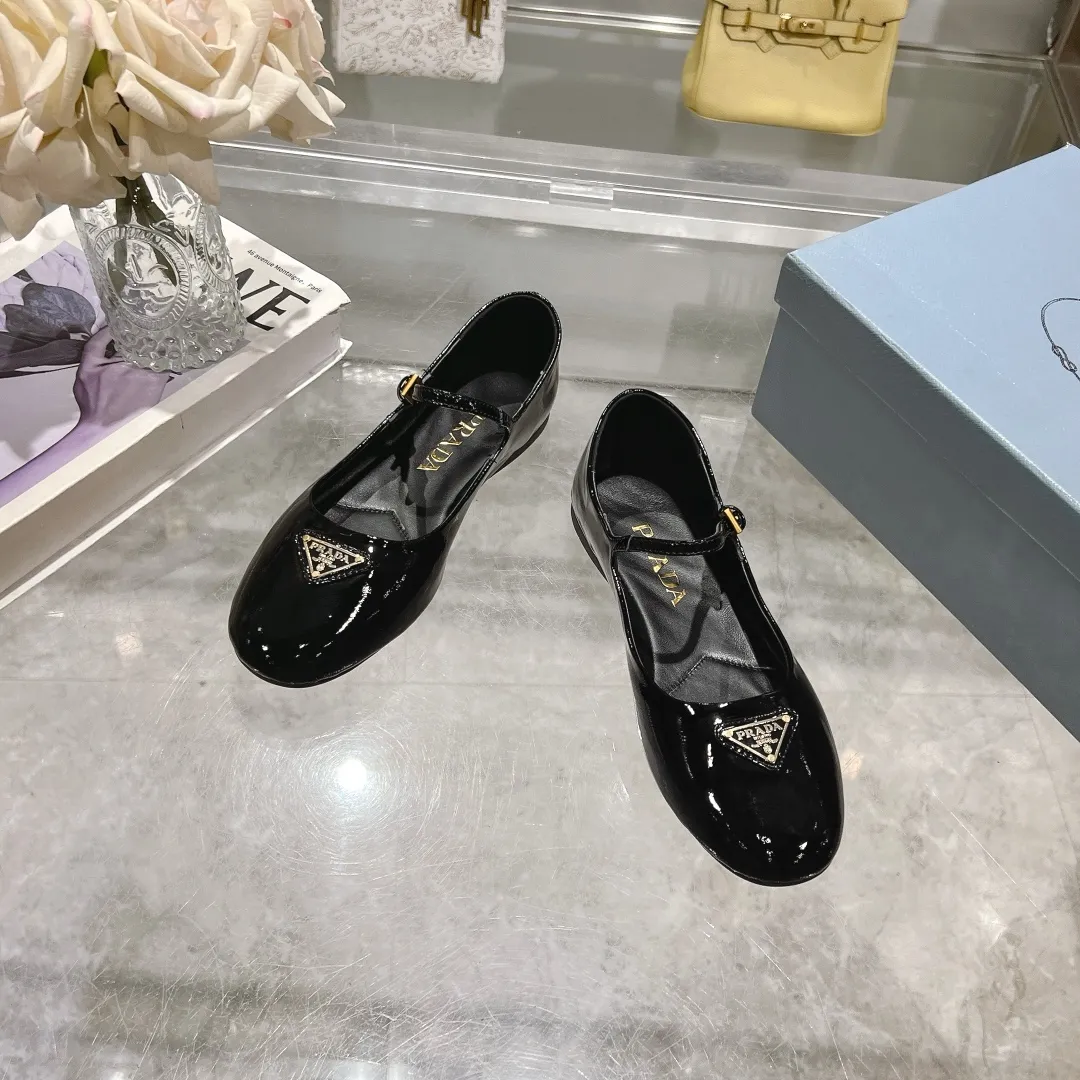 👟👟Ex-factory price 440👟👟 🔥🔥✨Prada/Prada 2024ss spring and summer new products are now available🌟 Mary Jane flat ballet shoes Soft and comfortable, recommended by major bloggers in Little Red Book, proper college style ➕Commuting 1-1 development Round-head golden triangle button Fabric: patent leather, sheepskin, silk fabric Sheepskin lining code number: 35 to 40 (41 is custom-made and cannot be returned or exchanged)